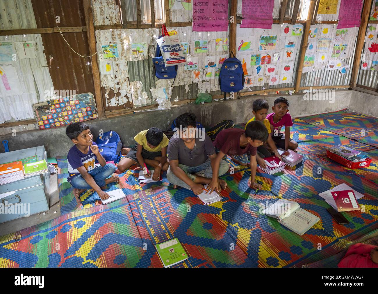 Studenti in una scuola gestita da una ONG, Dhaka Division, Dhaka, Bangladesh Foto Stock