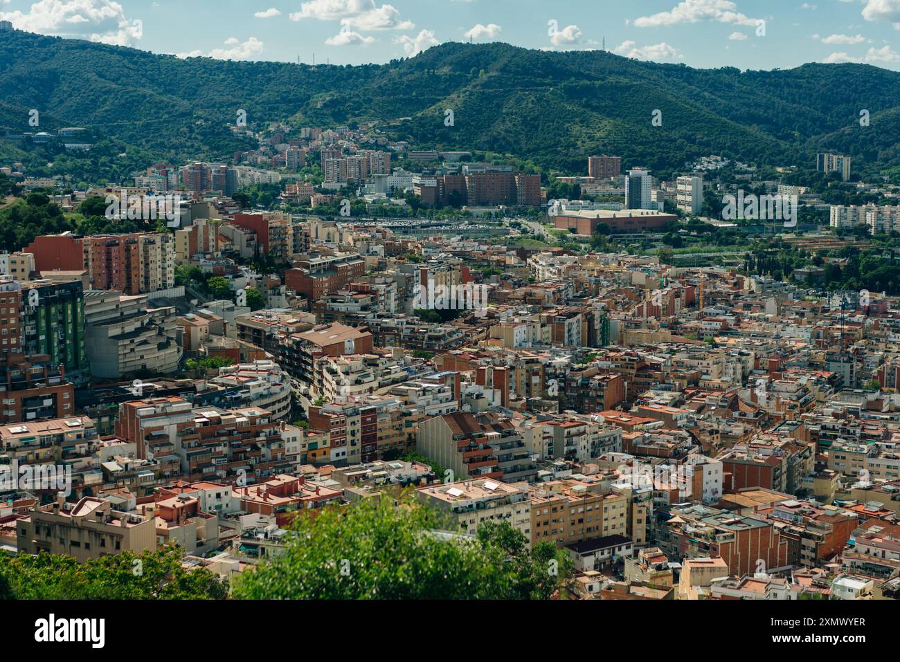 La gente guarda la vista della città dai Bunkers del Carmel su un cielo limpido a Barcellona, Spagna - 2 maggio 2024. Foto di alta qualità Foto Stock