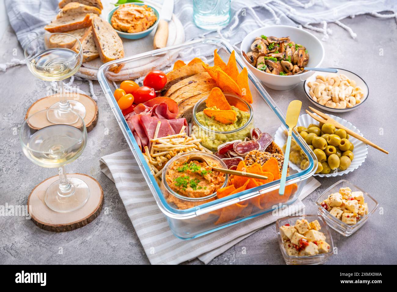 Vassoio con antipasti e vino per un picnic e per mangiare all'aperto Foto Stock