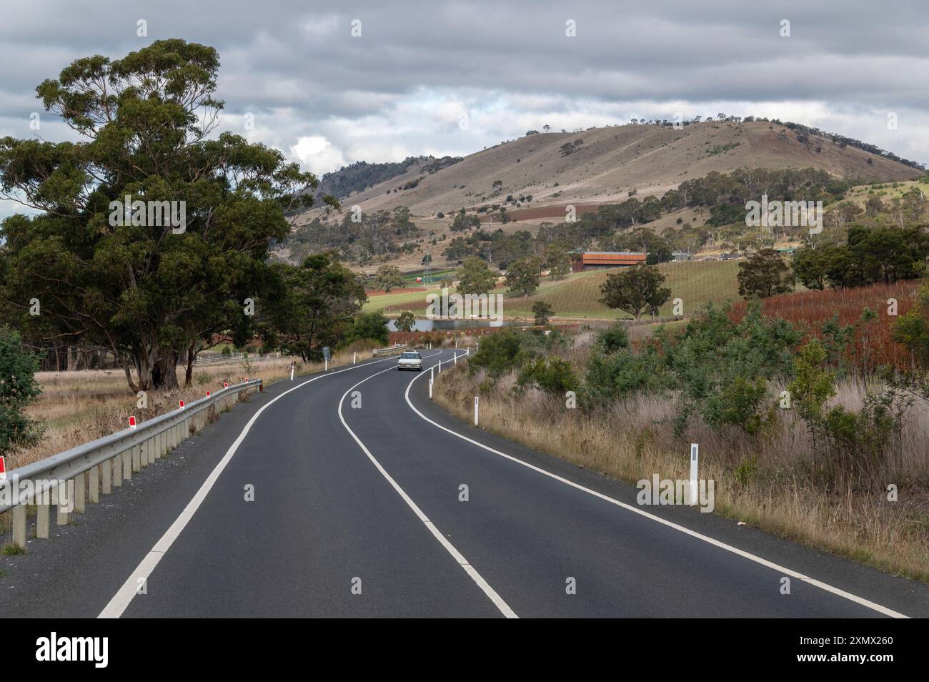 Pochissimo traffico intorno all'area rurale di Boomer Bay con la sua fiorente industria agricola delle ostriche nel sud-est della Tasmania, Australia Foto Stock