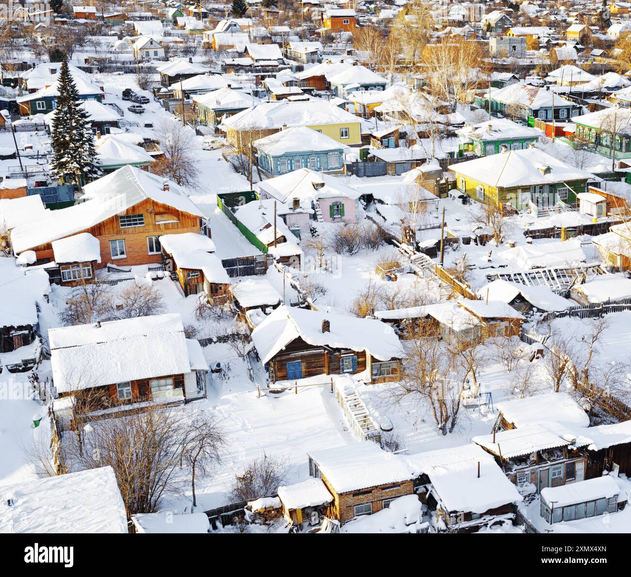Vista aerea delle case durante la stagione invernale Foto Stock