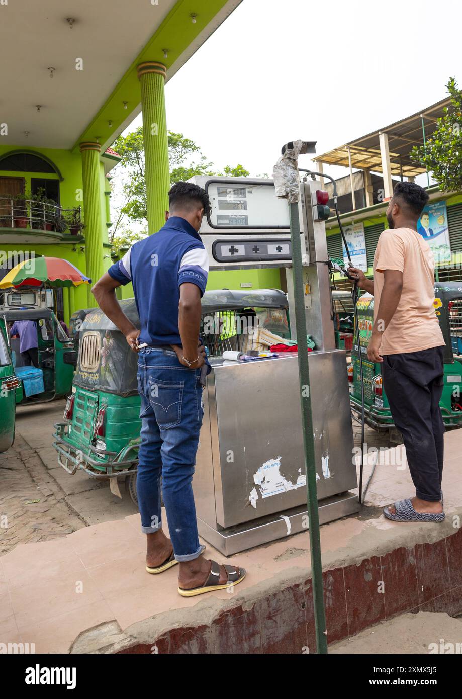 Un'auto viene alimentata con gas naturale compresso in una stazione di pompaggio, Chittagong Division, Ashuganj, Bangladesh Foto Stock