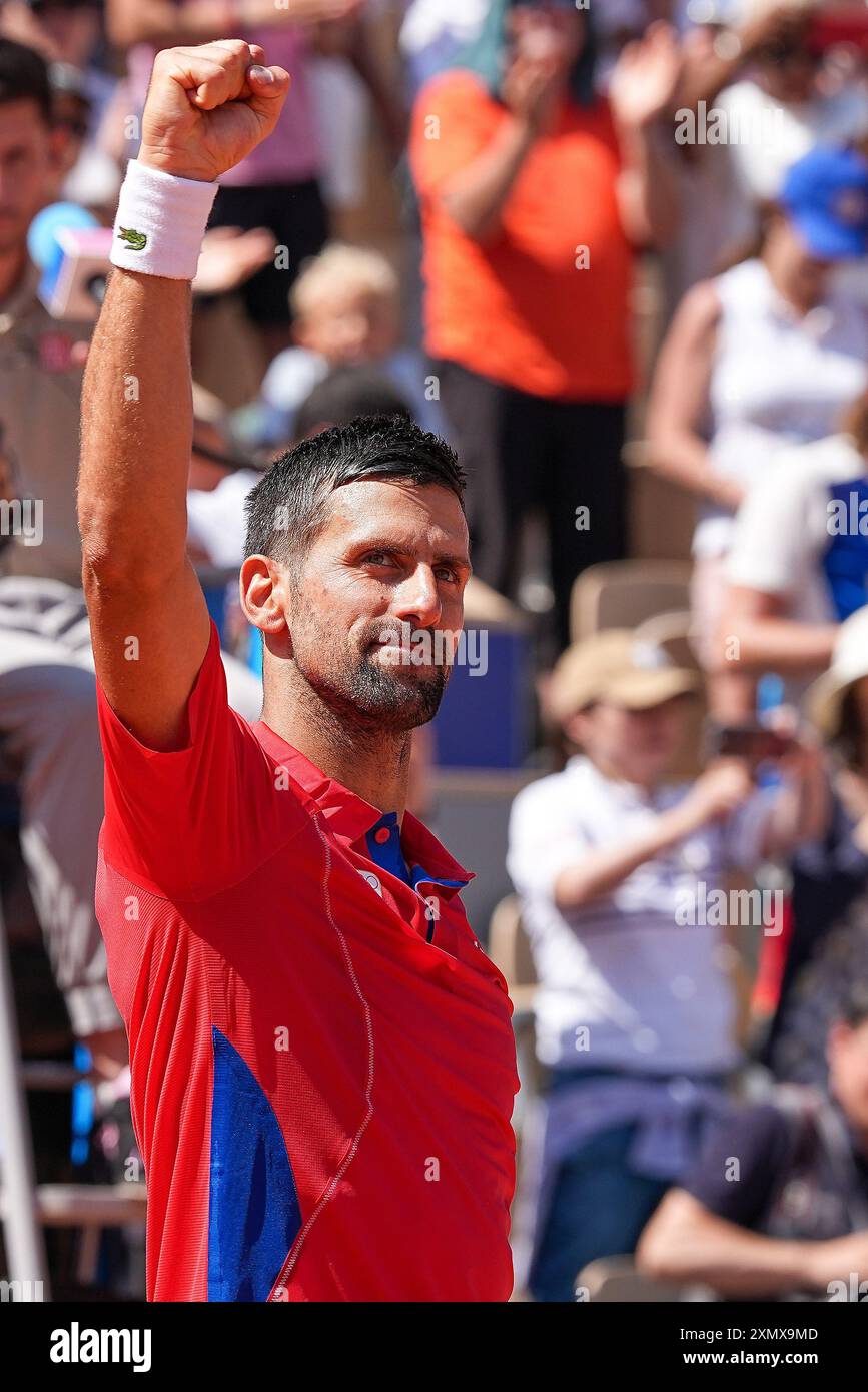 Parigi, Francia. 29 luglio 2024. Novak Djokovic serbo festeggia la vittoria su Rafael Nadal spagnolo, Tennis, Men&#39;S Singles secondo Round durante i Giochi Olimpici di Parigi 2024 il 29 luglio 2024 allo stadio Roland-Garros di Parigi, Francia Credit: Independent Photo Agency/Alamy Live News Foto Stock