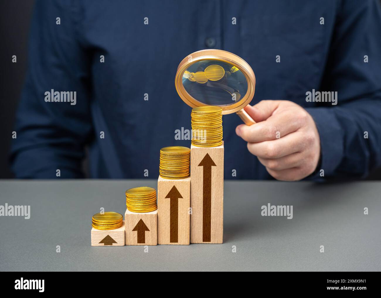 Uomo d'affari che studia i tassi di interesse e la crescita del reddito. Fattore trainante della crescita dei ricavi e dei profitti. Margine. Foto Stock