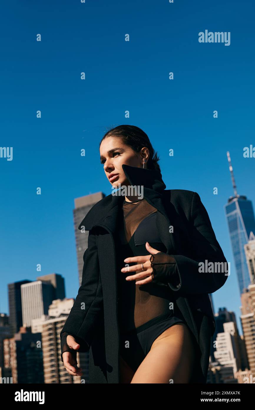 Una giovane donna balla per le strade di New York City, immersa nella calda luce del sole pomeridiano. Foto Stock