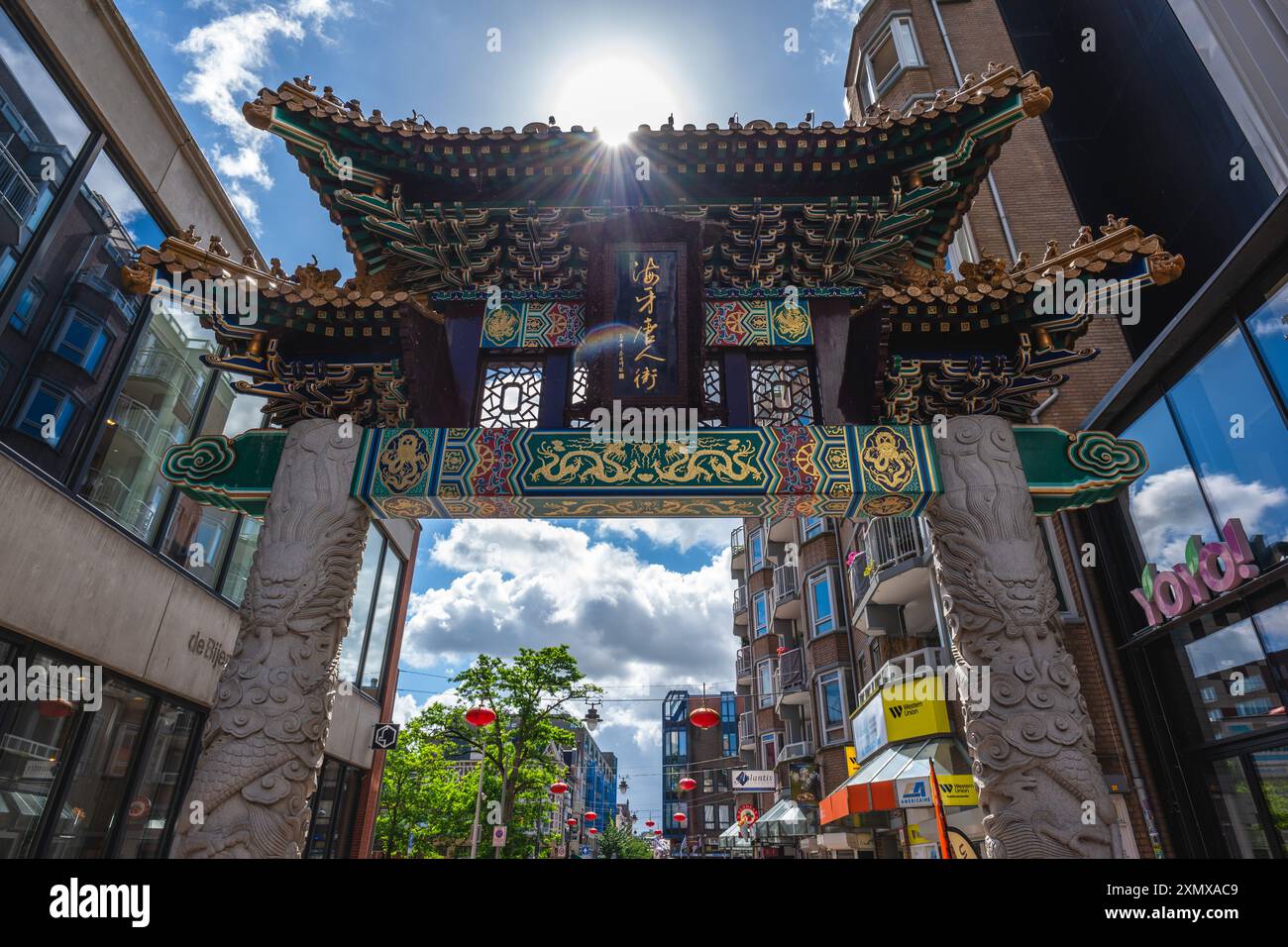 15 giugno 2024: Porta d'ingresso della Chinatown dell'Aia, situata nel centro della città di l'Aia, Paesi Bassi. L'area era una volta parte del distr ebraico Foto Stock