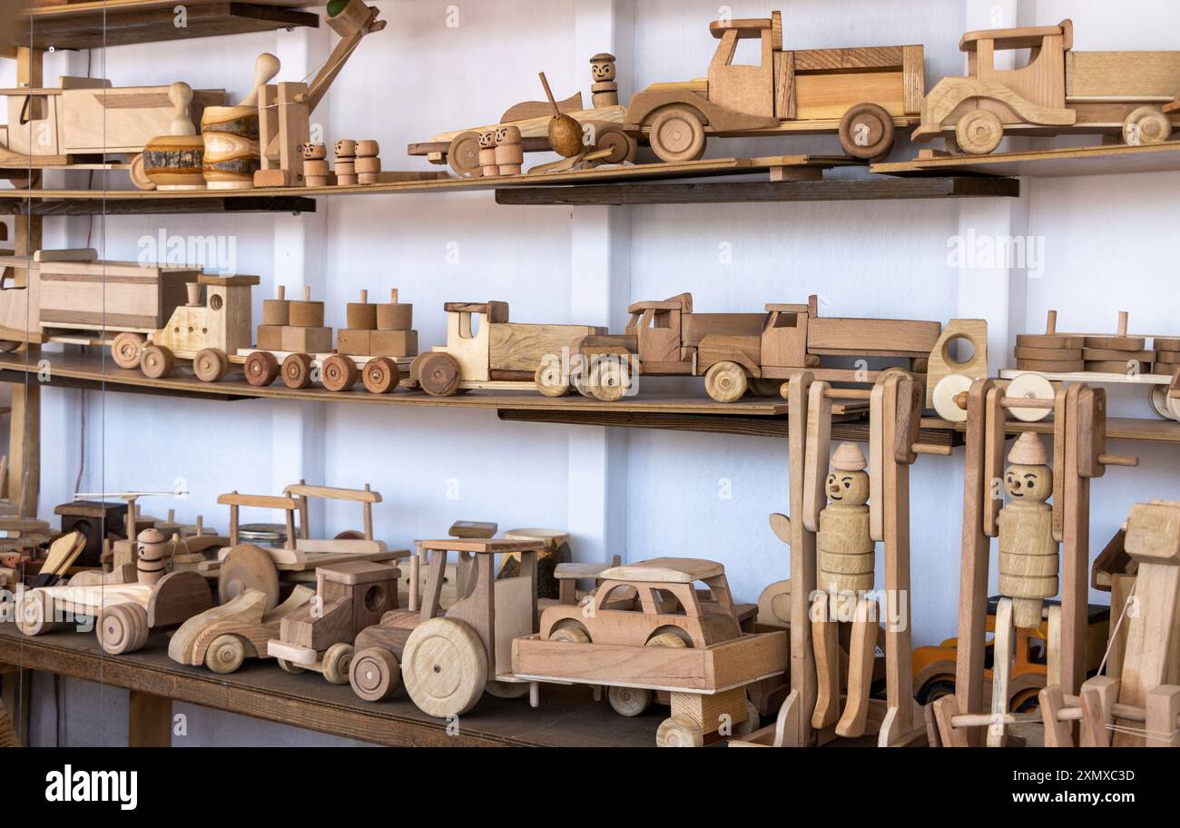 Vari giocattoli in legno fatti a mano e oggetti decorativi Foto Stock