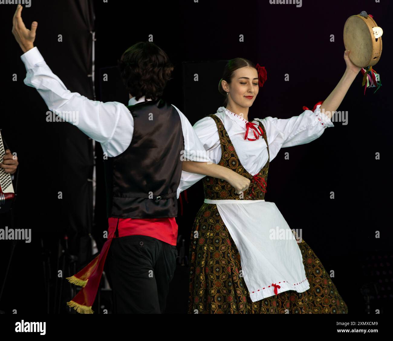 Istanbul, Turchia 06 giugno 2024: Gruppo di danza folcloristica siciliana che balla con i loro costumi tradizionali al festival culturale di Istanbul Foto Stock