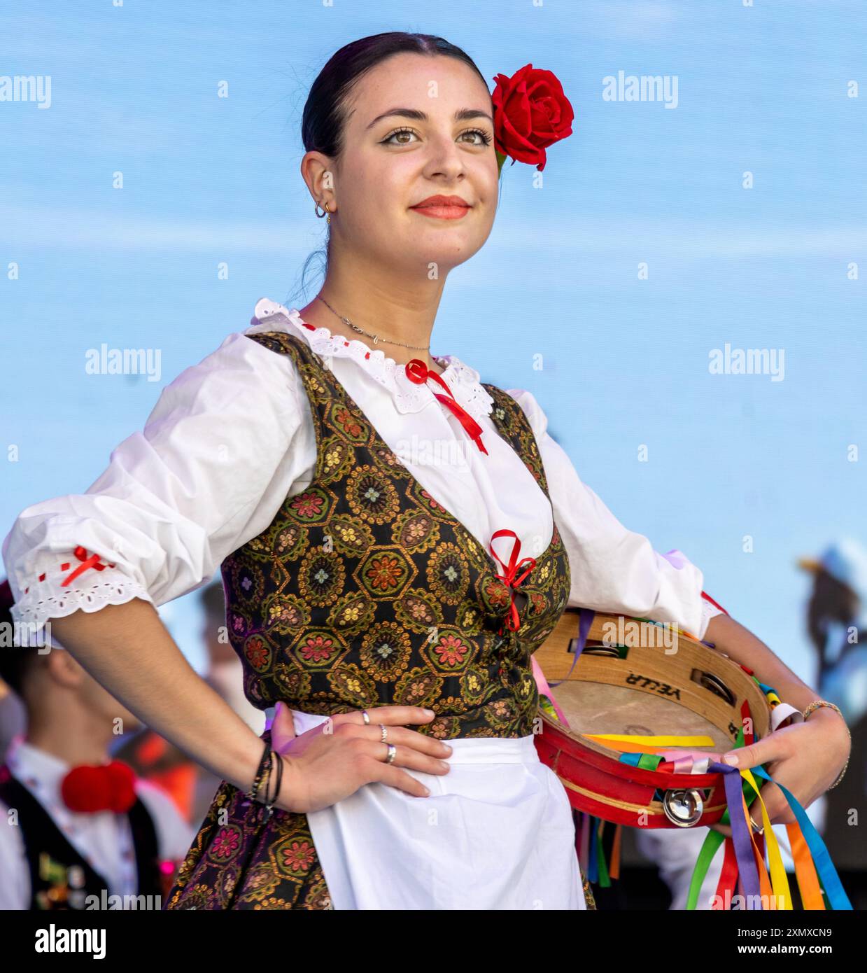 Istanbul, Turchia 06 giugno 2024: Gruppo di danza folcloristica siciliana che balla con i loro costumi tradizionali al festival culturale di Istanbul Foto Stock