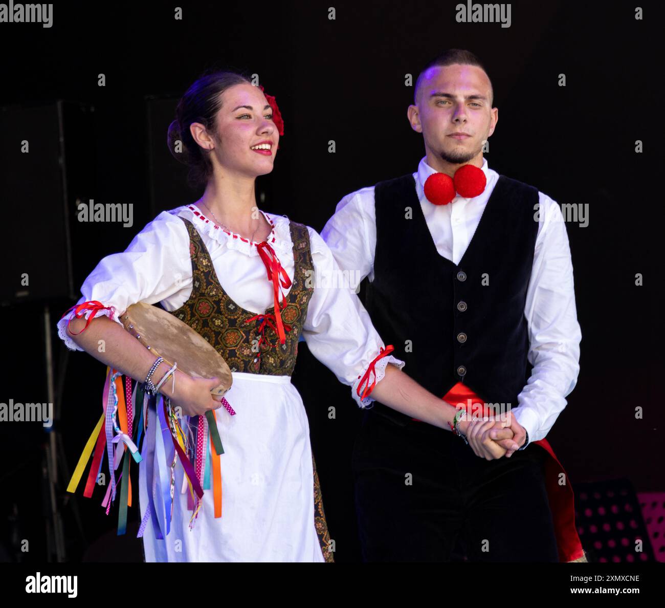 Istanbul, Turchia 06 giugno 2024: Gruppo di danza folcloristica siciliana che balla con i loro costumi tradizionali al festival culturale di Istanbul Foto Stock