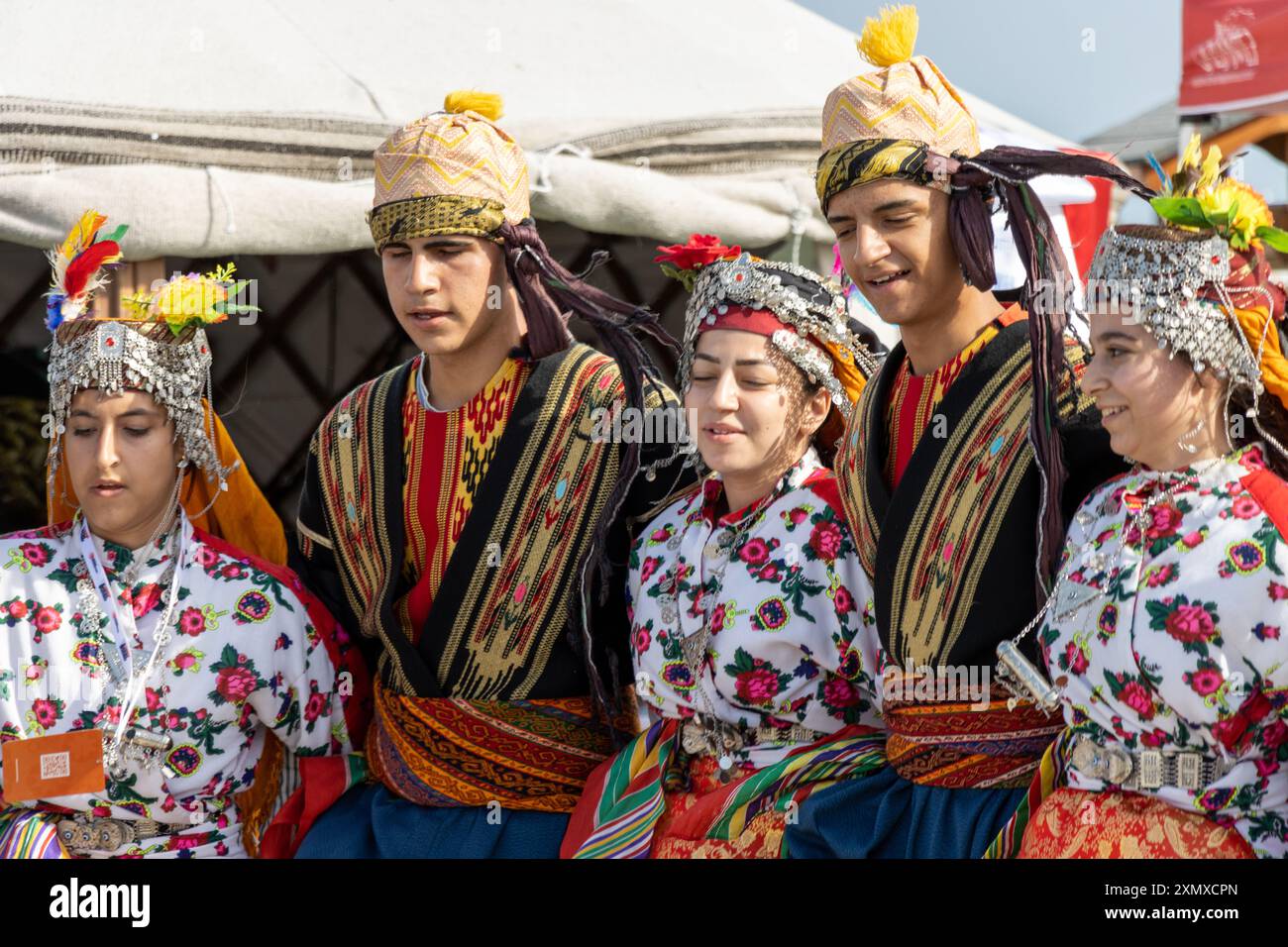 Istanbul, Turchia 06 giugno 2024: Gruppo di danza popolare turca che balla nei loro costumi tradizionali al festival culturale di Istanbul Foto Stock