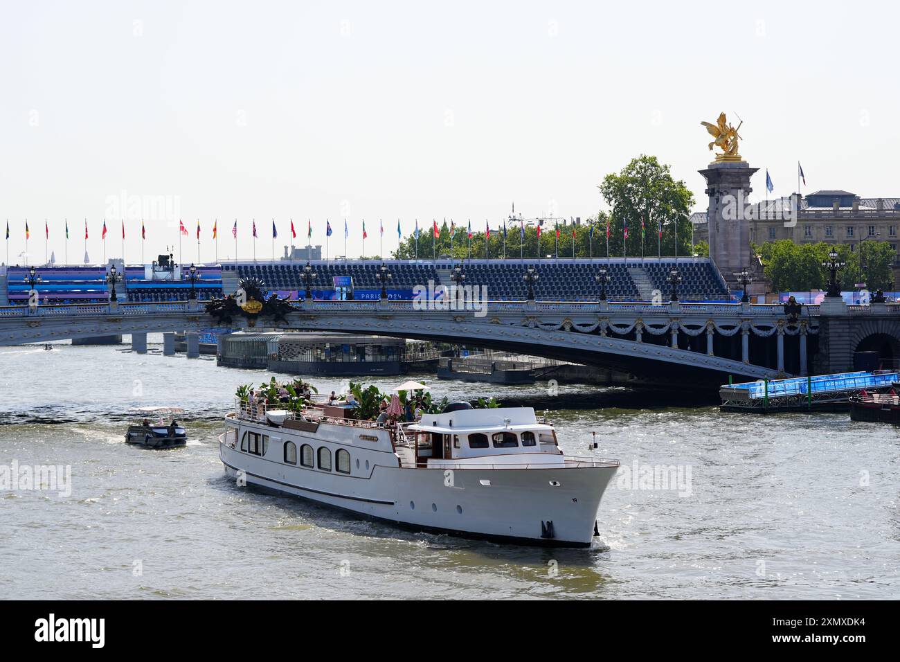 Una visione della partenza proposta per gli eventi di triathlon, Pont Alexandre III, il quarto giorno dei Giochi Olimpici di Parigi del 2024 in Francia. Il triathlon olimpico maschile di Parigi è stato rinviato a mercoledì dopo che i test sulla qualità dell'acqua sul fiume Senna non hanno soddisfatto gli standard richiesti, ha confermato il World Triathlon. Data foto: Martedì 30 luglio 2024. Foto Stock