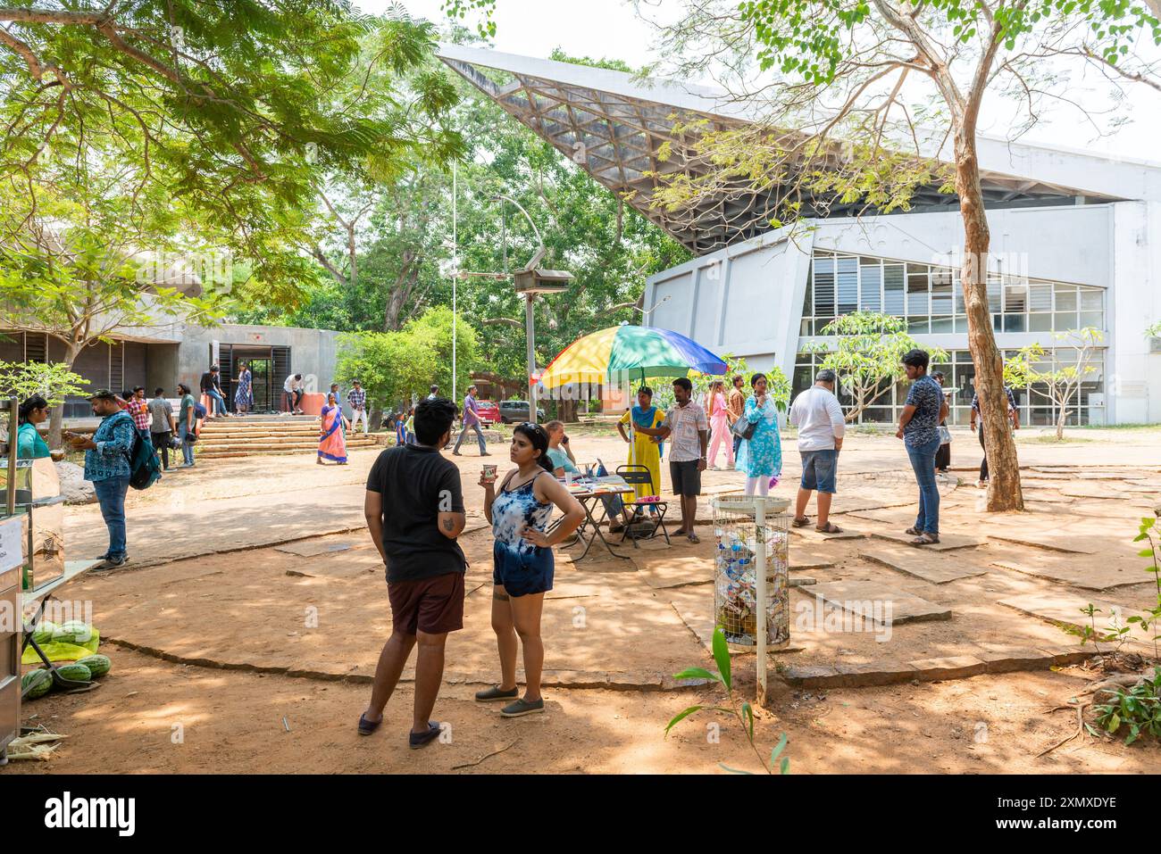 Auroville, India - giugno 2023 - turisti di fronte allo Sri Aurobindo Auditorium di Bharat Nivas. Foto Stock