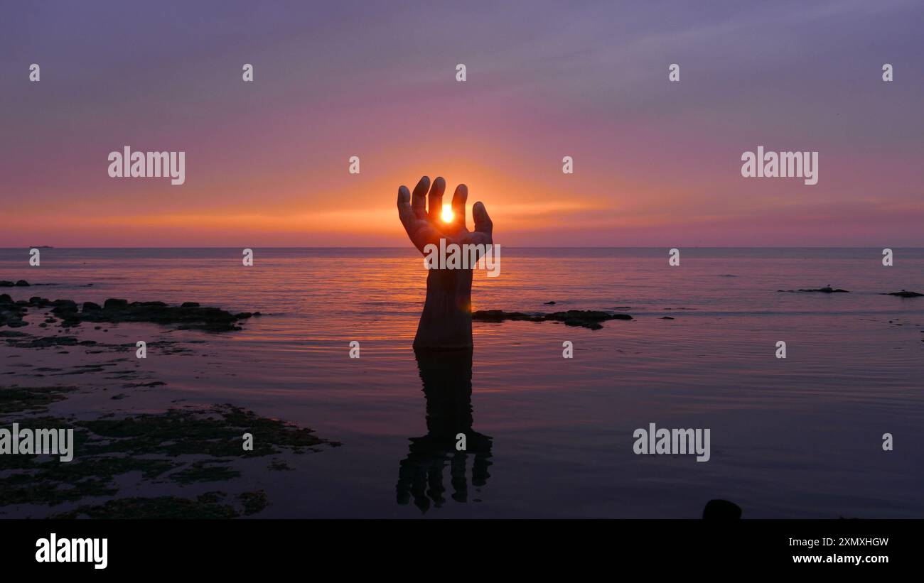 Corea del Sud, Pohang, Homigot, mani di armonia all'alba. Rappresentano il simbolo della coesistenza per una vita migliore. Foto Stock