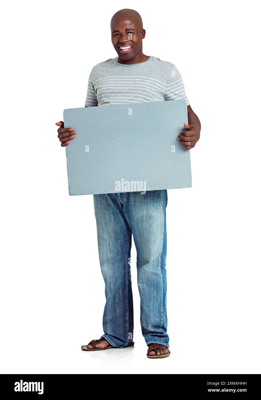 Uomo nero, ritratto e poster vuoto in studio, offerta e informazioni su sfondo bianco. Persona maschile, display vuoto e spazio mockup sul cartello per Foto Stock