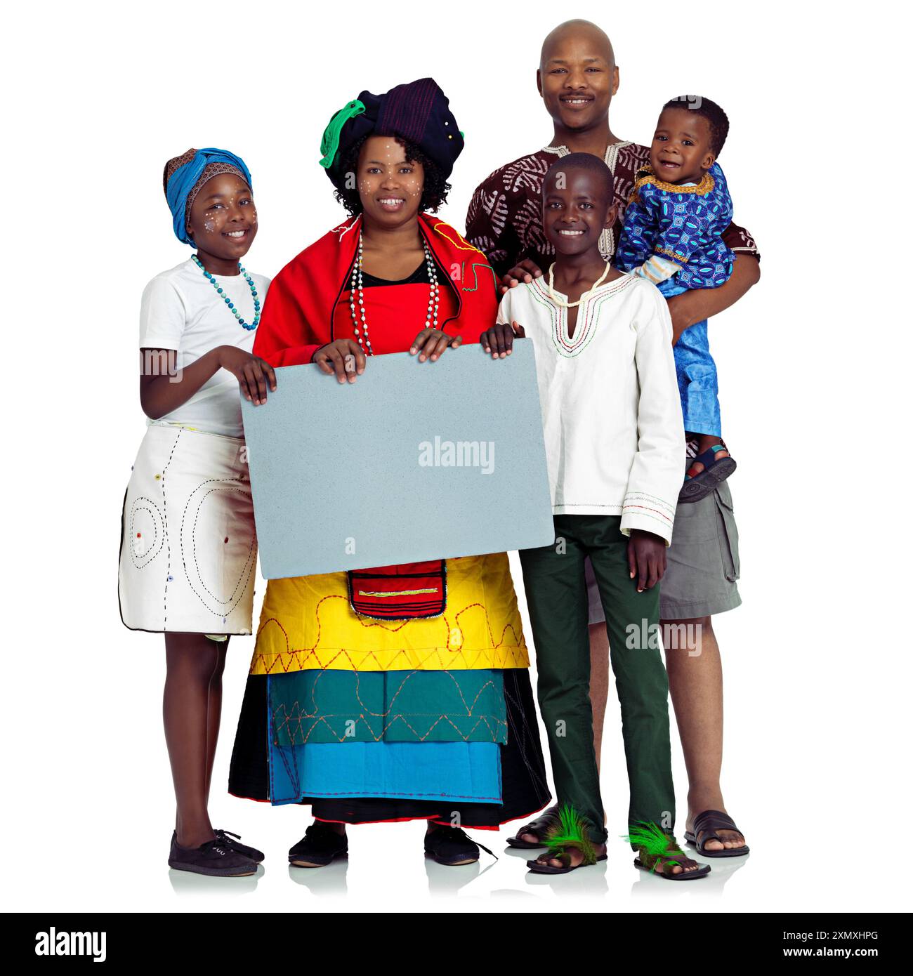 Famiglia nera, ritratto e bianco o carta in studio per cultura, cartellone e abbraccio su sfondo bianco. Genitori, bambini e spazio mockup, le persone promuovono Foto Stock