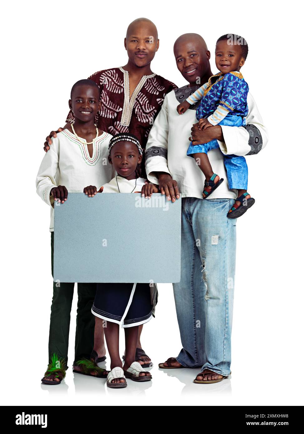 Famiglia nera, ritratto e poster vuoto in studio per la cultura, coppia gay e abbraccio su sfondo bianco. Genitori, figli e display vuoto per il mockup Foto Stock