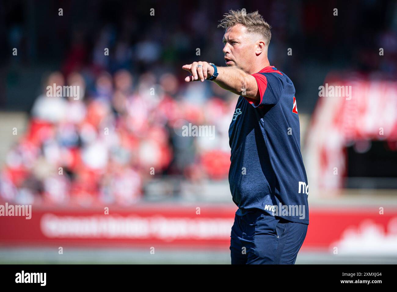 Aalborg, Danimarca. 28 luglio 2024. Il capo-allenatore Menno van Dam dell'AAB visto durante il 3F Superliga match tra Aalborg BK e Silkeborg IF all'Aalborg Portland Park di Aalborg. Foto Stock