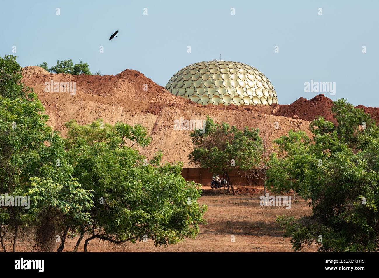 Auroville, India - maggio 2024 - lavori di scavo per costruire un lago artificiale intorno a Matrimandir Foto Stock