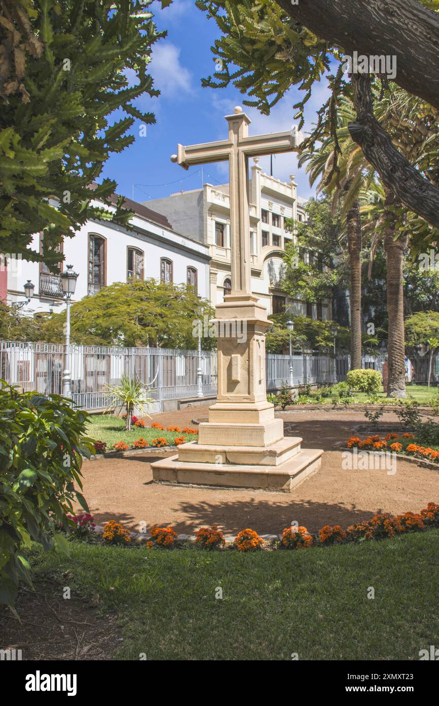memorial Cruz de Montanos su Plaza de la Iglesia, Isole Canarie, Tenerife, Santa Cruz Foto Stock