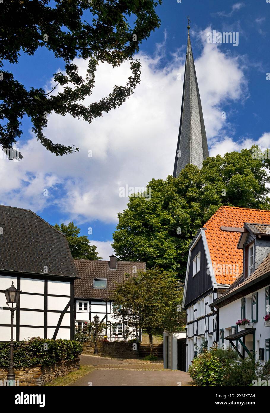 Città vecchia con la torre della chiesa di San Viktor, Germania, Renania settentrionale-Vestfalia, Ruhr area, Schwerte Foto Stock