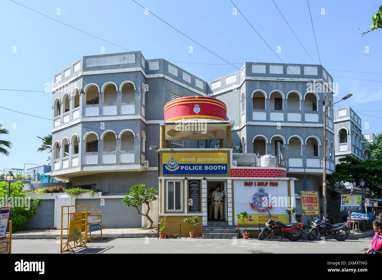 Giugno 2024 - Pondicherry, India - cabina della polizia nella città bianca, alla fine del lungomare Foto Stock