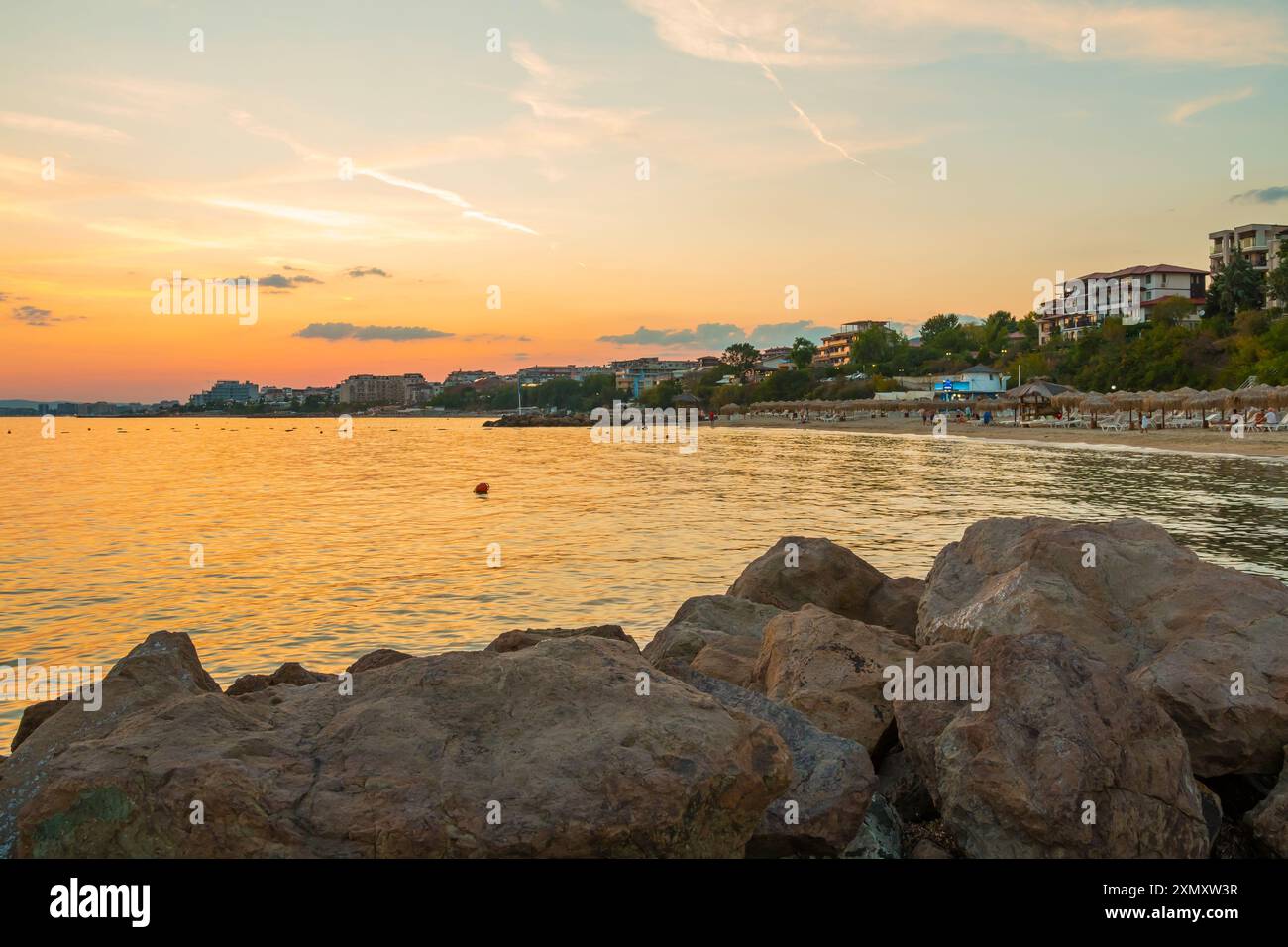 Bellissima spiaggia nella città di Saint Vlas, Bulgaria. Vista al tramonto della spiaggia e degli hotel. Foto Stock