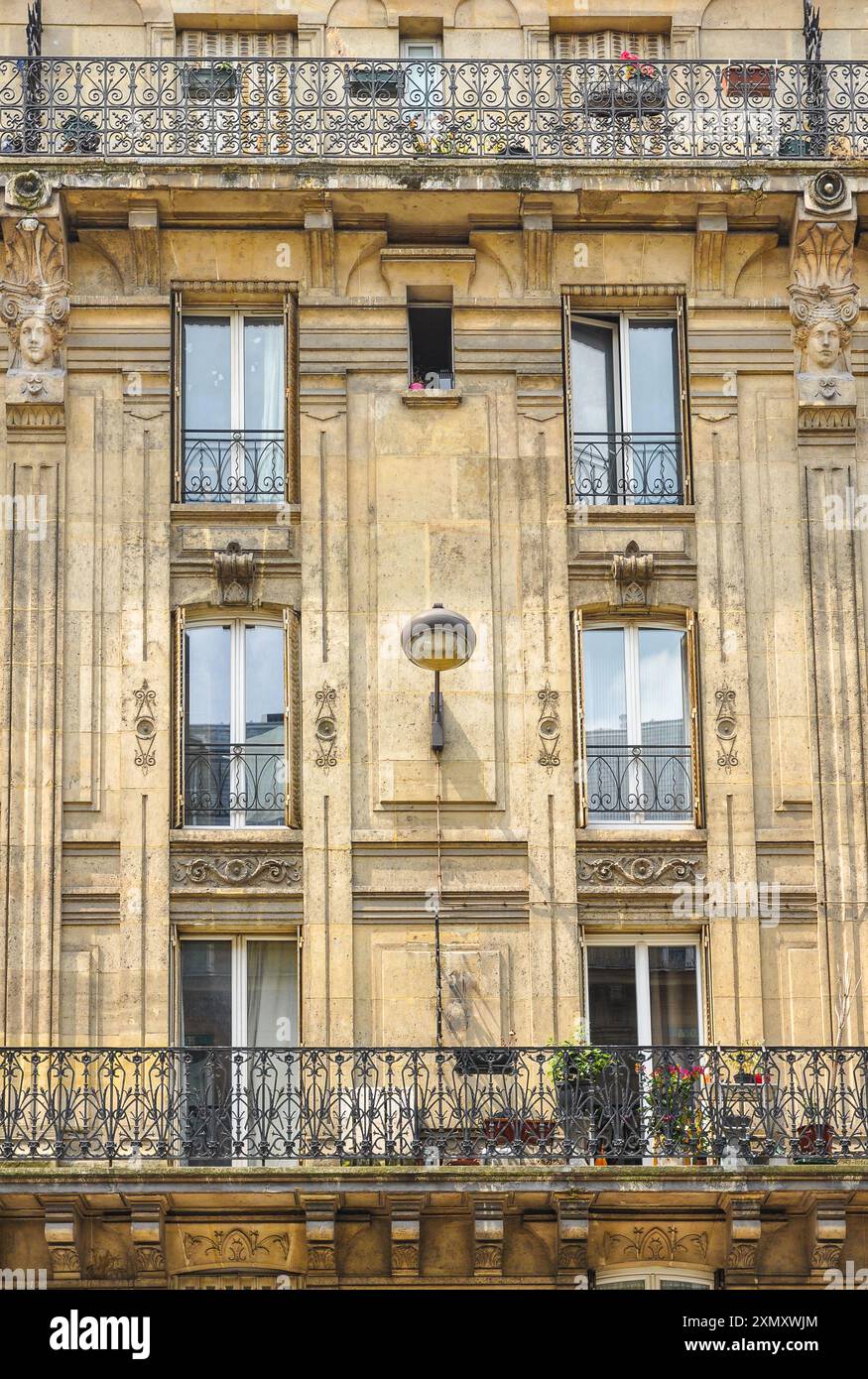 L'indimenticabile stile Haussmann nell'architettura e nelle strade parigine Foto Stock