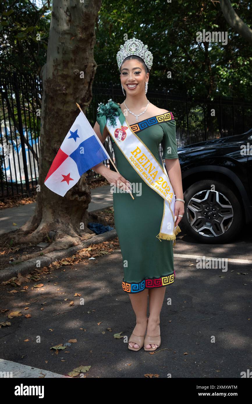 La regina di bellezza Lilah Jasmine De Leon della società Panamense di Molas alla Parata Internazionale Peruviana a Queens, New York Foto Stock