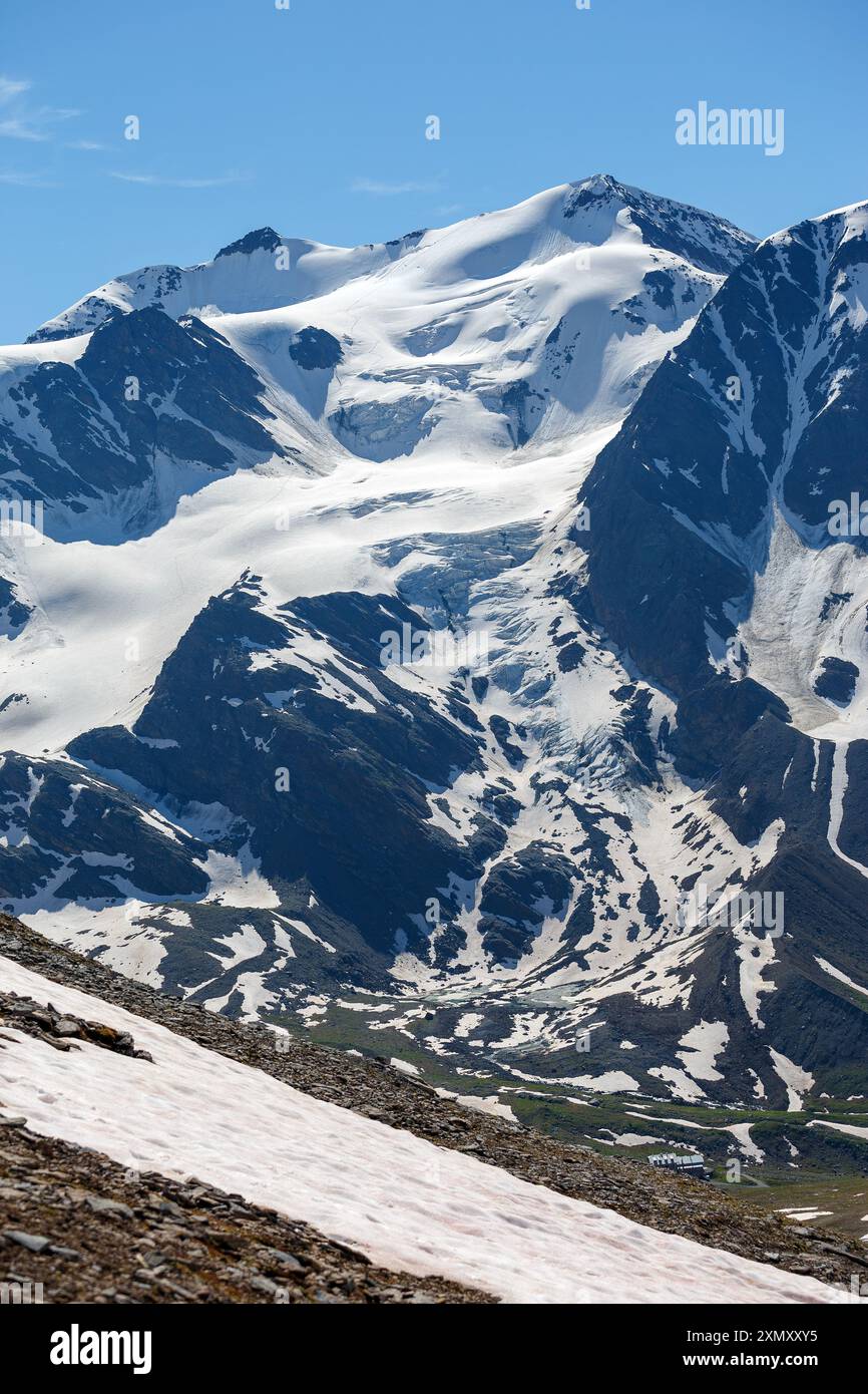 Vista del Monte Cevedale, ghiacciai, nella valle del Cedec. Gruppo montuoso Ortles-Cevedale. Valtellina. Alpi italiane. Europa. Foto Stock