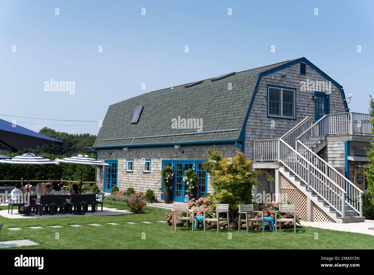 Degustazione di vini di gruppo presso un'azienda vinicola sulla North Fork di Long Island Foto Stock