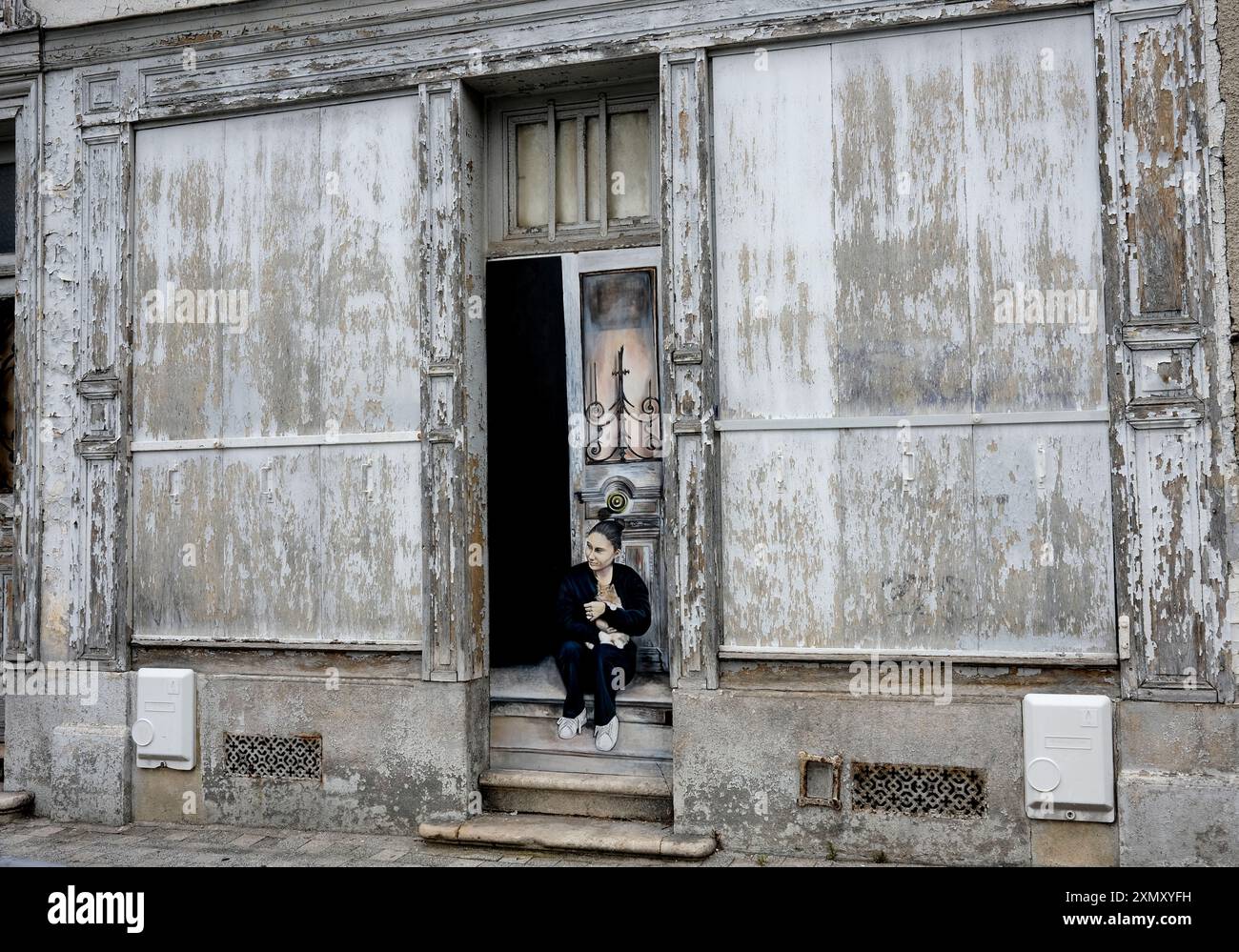 Murales di graffiti su una vecchia porta a Troyes, Francia Foto Stock