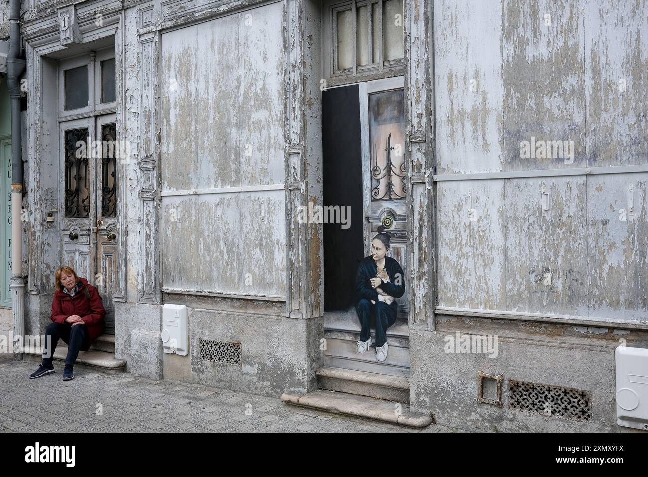Murales di graffiti su una vecchia porta a Troyes, Francia Foto Stock