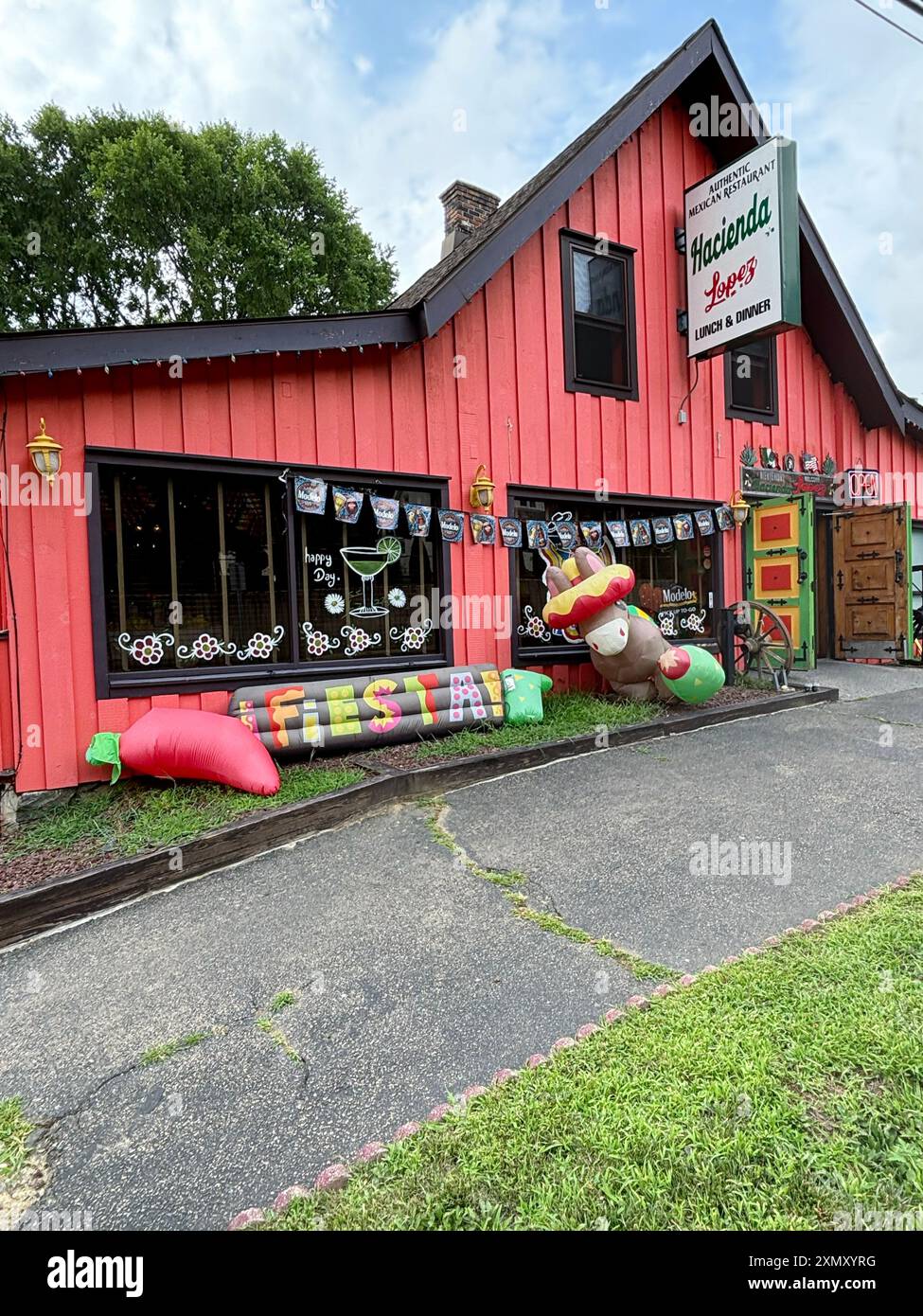 L'esterno decorato e colorato dell'Hacienda Lopez, un ristorante messicano sulla East Main Street nel lago Mohegan, Westchester, New York. Foto Stock