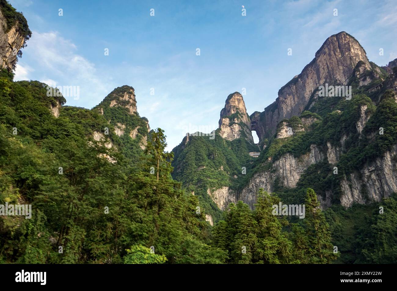 La porta del cielo di tianmen shan, una montagna situata all'interno del Parco Nazionale del Monte Tianmen, Zhangjiajie, nella parte nord-occidentale della provincia di Hunan, Foto Stock