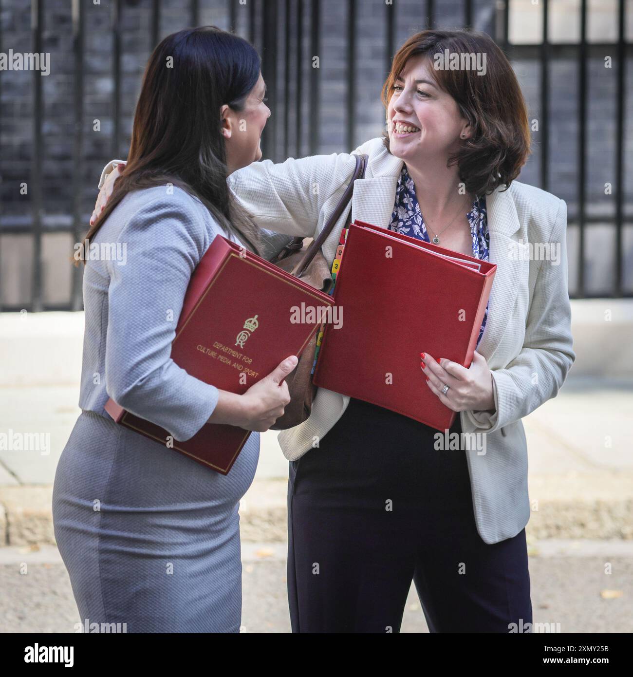 Londra, Regno Unito. 29 luglio 2024. Lisa Nandy, Segretario di Stato per la cultura, i media e lo sport, deputato Wigan (sinistra) e Lucy Powell, leader della camera dei comuni, deputato Manchester Central. I ministri del governo del Partito laburista partecipano alla riunione del gabinetto a Downing Street, Londra, Regno Unito. Credito: Imageplotter/Alamy Live News Foto Stock