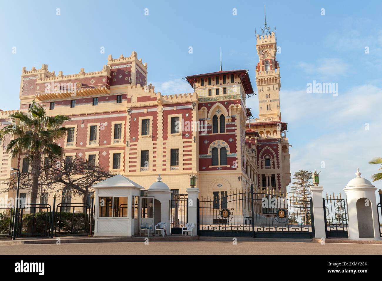 Alessandria d'Egitto - 13 dicembre 2018: Esterno del palazzo Montazah in una soleggiata giornata estiva Foto Stock
