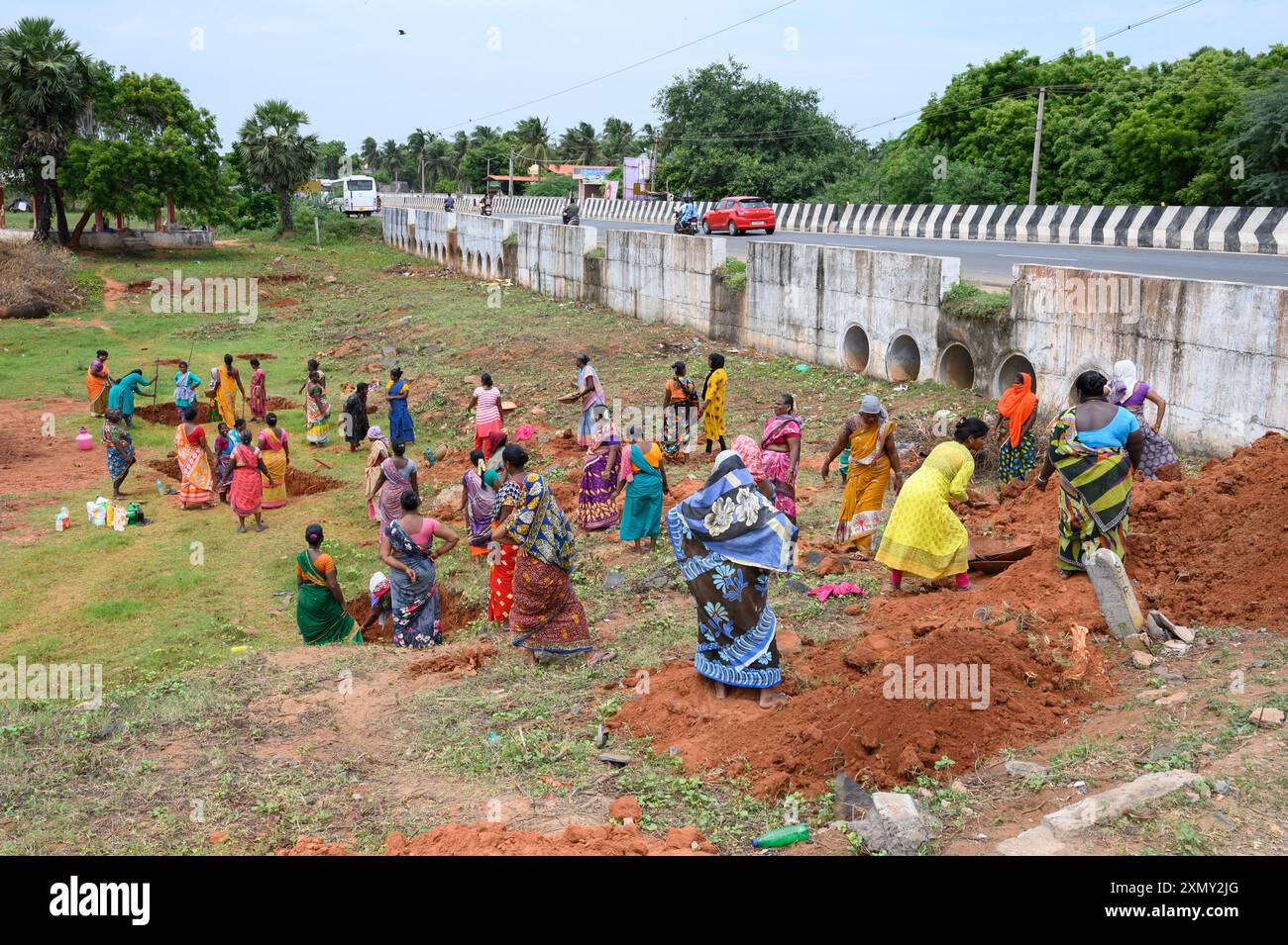 Bommayapalayam, India - luglio 2024: Donne del villaggio al lavoro nell'ambito del programma MGNREGA in Tamil Nadu. Un programma per garantire un minimo di lavoro per i poveri Foto Stock