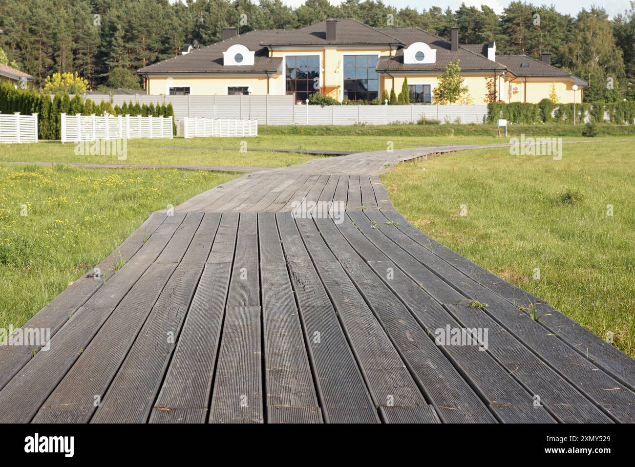 Passerella pavimentata per il cottage. Edifici, strutture e servizi pubblici. Complesso residenziale in natura in estate. Foto Stock