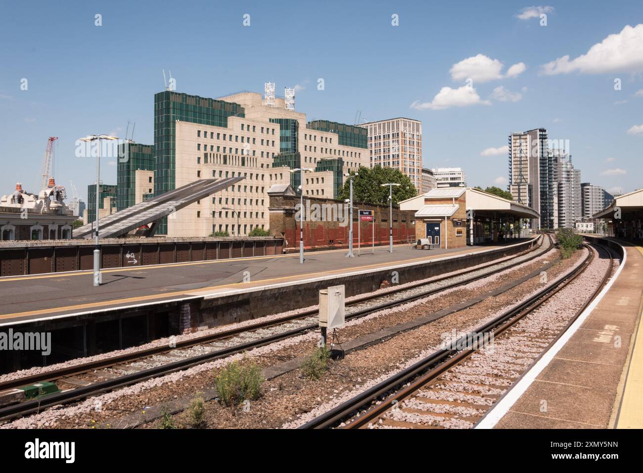 Stazione ferroviaria di Vauxhall e sede centrale del SIS MI6 Vauxhall Cross sul lato sud di Vauxhall Bridge, Vauxhall, Londra, Inghilterra, Regno Unito Foto Stock