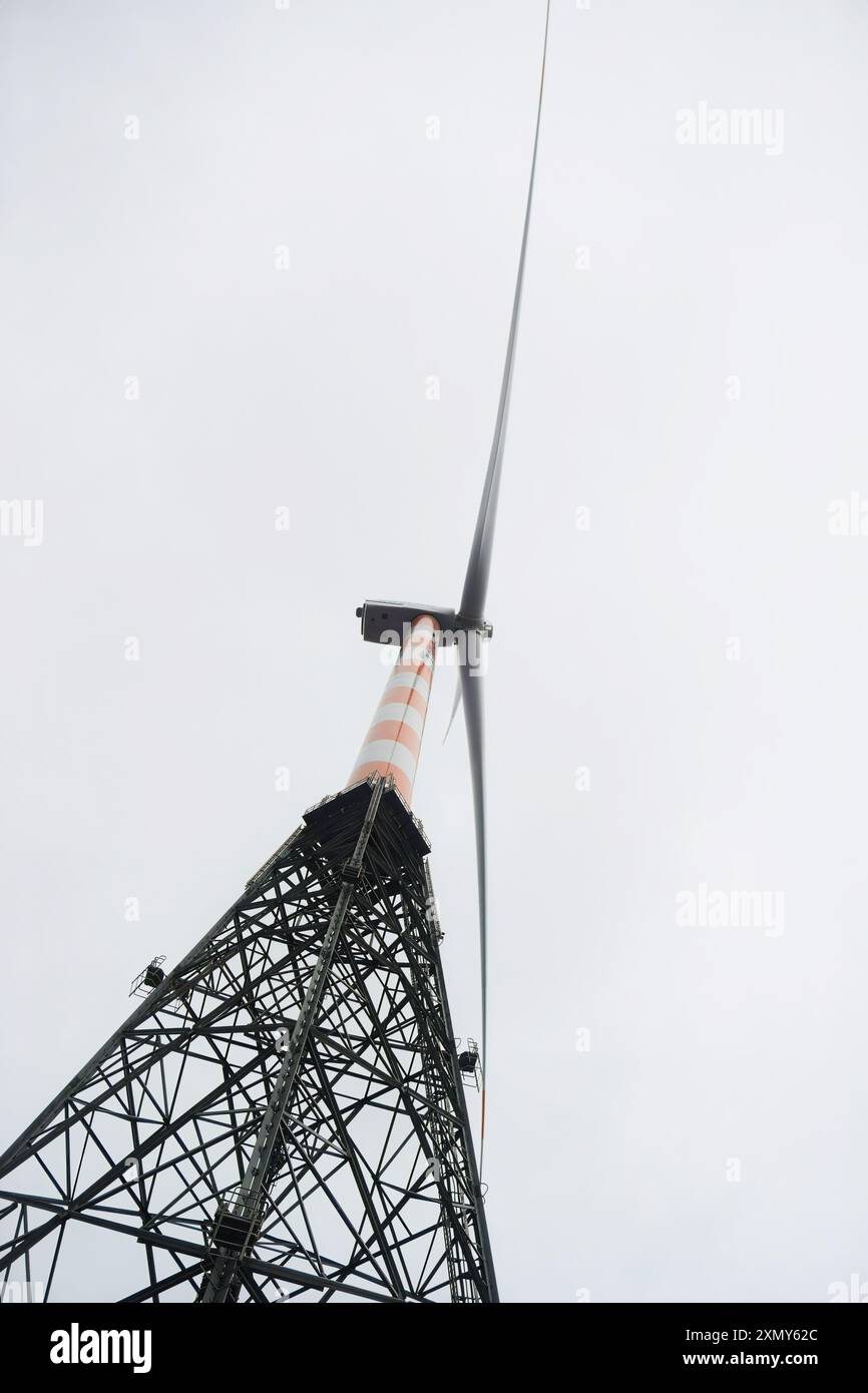 Cattura l'essenza dell'energia verde con questa straordinaria immagine di una turbina eolica. Le sue lame eleganti raggiungono il cielo, simboleggiando l'innovazione e l'ecocompatibilità Foto Stock