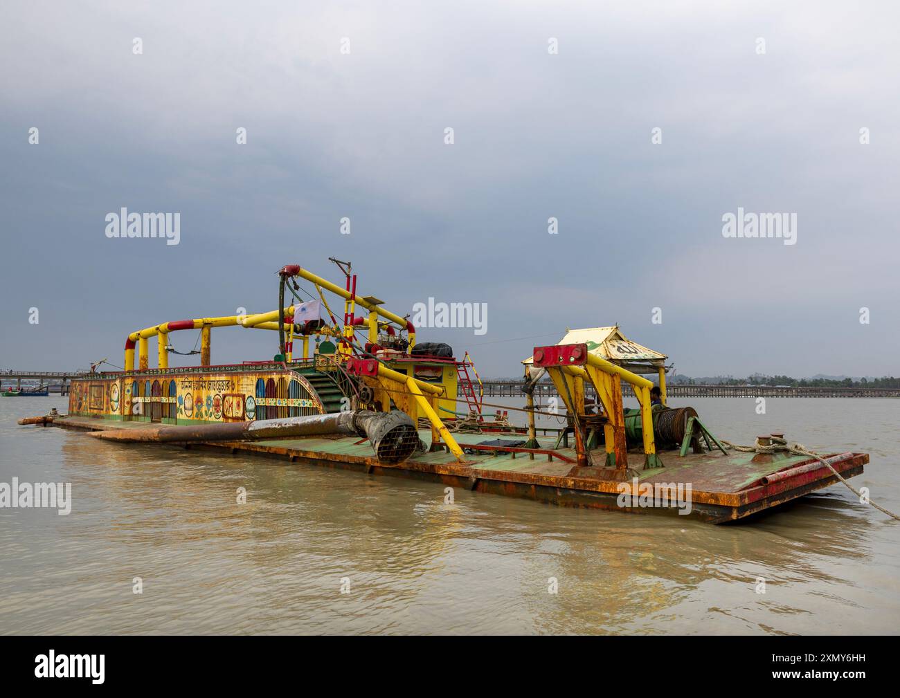 Draga di sabbia con decorazioni della Mecca su un fiume, divisione Chittagong, Sitakunda, Bangladesh Foto Stock