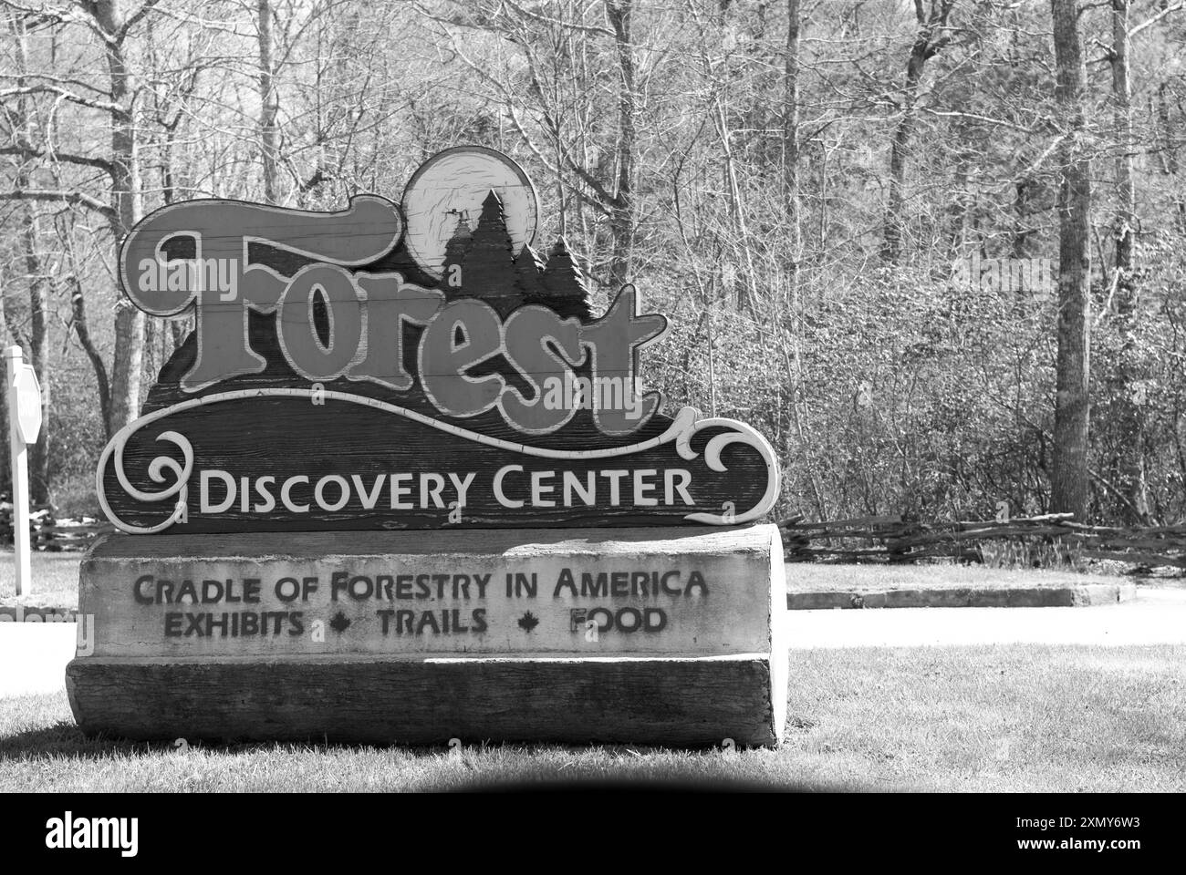 Cartello d'ingresso al Forest Discovery Center vicino a Brevard, North Carolina, Stati Uniti, per dare il benvenuto ai visitatori per esplorare le meraviglie della foresta. Foto Stock