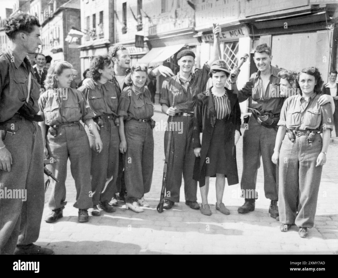 Combattenti della resistenza francese con un collaboratore Foto Stock
