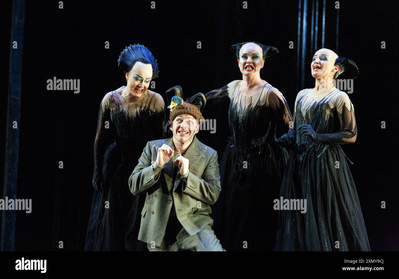 l-r: Hanna Hipp (Second Lady), Christopher Maltman (Papageno), Gaynor Keeble (Third Lady), Anita Watson (First Lady) in DIE ZAUBERFLOTE di Mozart alla Royal Opera, Covent Garden, Londra WC2 16/04/2013 musica: Wolfgang Amadeus Mozart libretto: Emanuel Schikaneder direttore: Julia Jones design: John F Macfarlane illuminazione: Paule Constable coreografo: Leah Hausman regista originale: David McVicar Foto Stock
