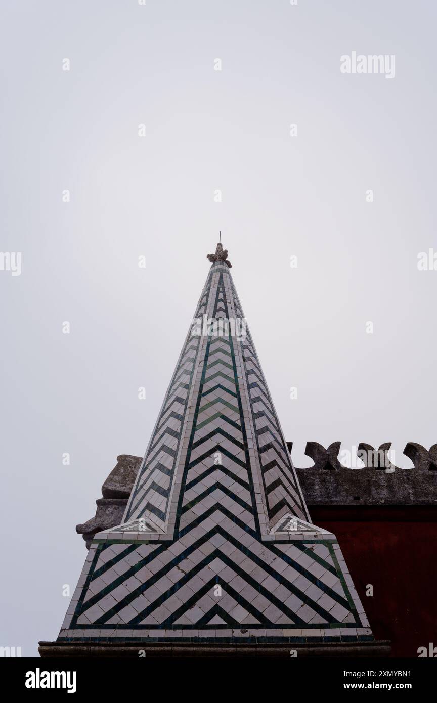 L'intricata guglia del Palácio da pena perfora il cielo nebbioso Foto Stock