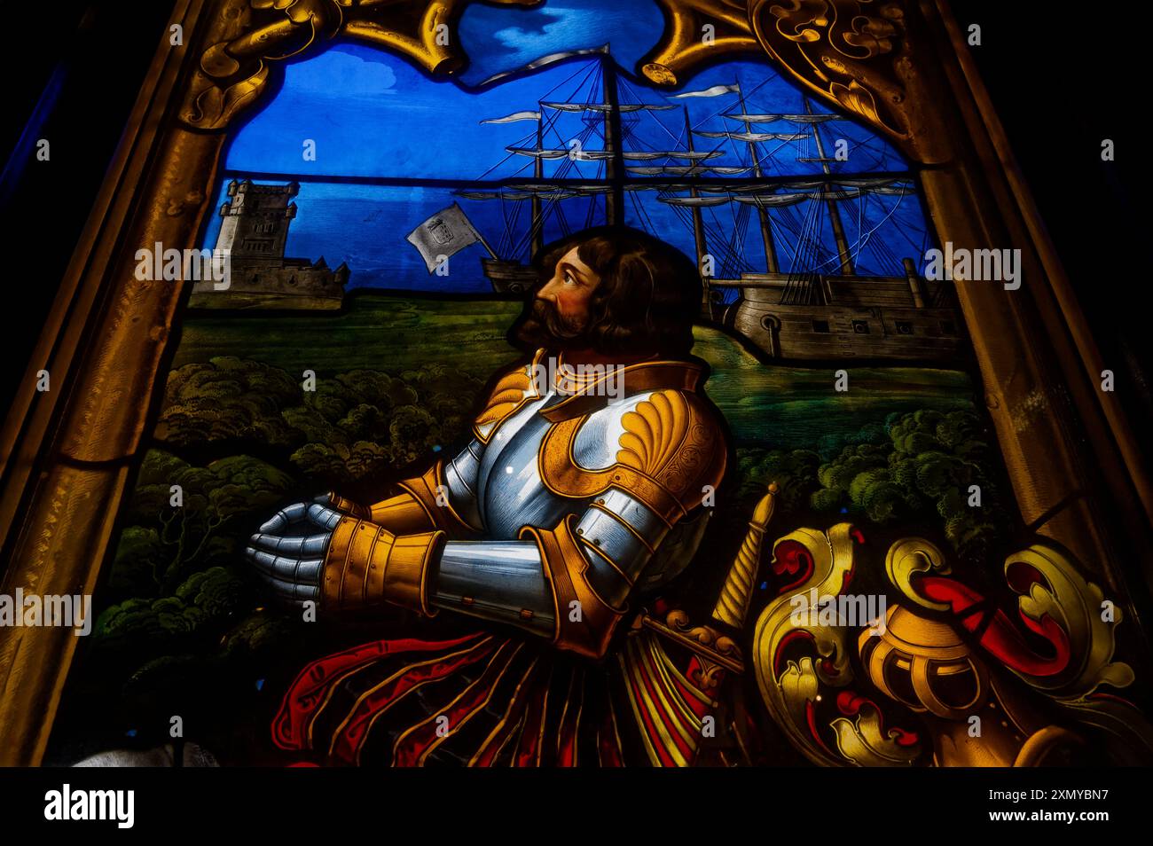 Una vivace vetrata a Palazzo pena raffigura Vasco da Gama al suo ritorno a Lisbona Foto Stock