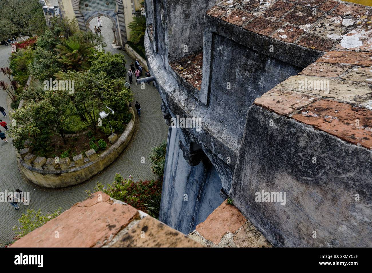 Ammira le merlature dei lussureggianti giardini e le arcate in pietra del Palácio da pena Foto Stock