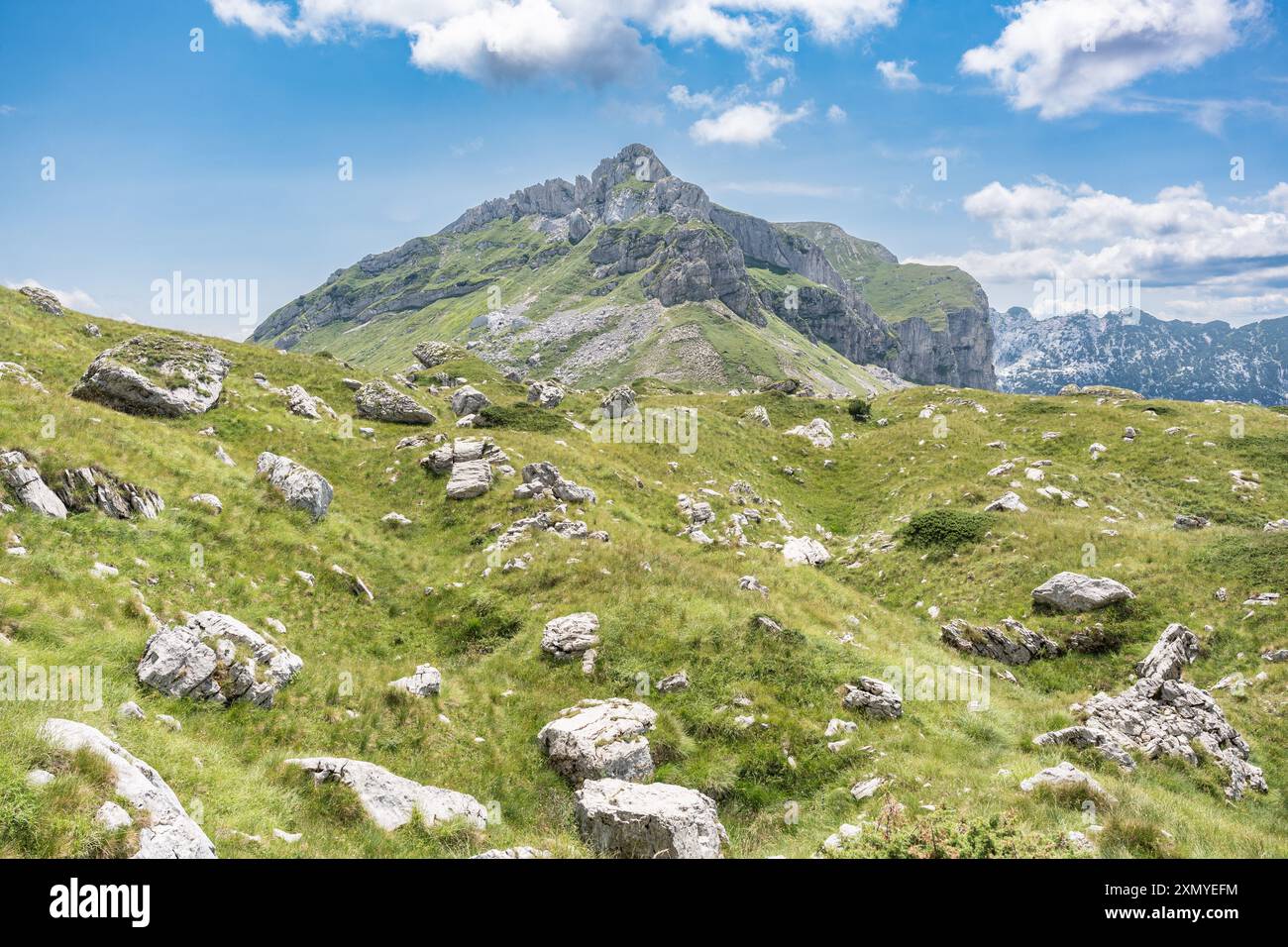 Maestosa giornata estiva nel Parco Nazionale Durmitor. Villaggio Zabljak, Montenegro, Balcani, Europa. Immagine panoramica di una popolare destinazione di viaggio. Scopri Foto Stock