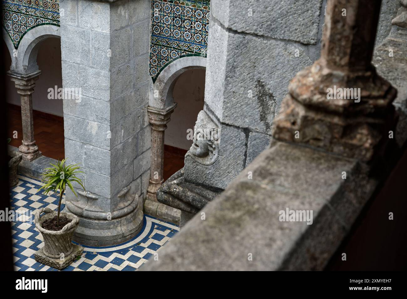 Colonne in pietra ornamentali e dettagliate piastrelle nel cortile interno di Palácio da pena Foto Stock